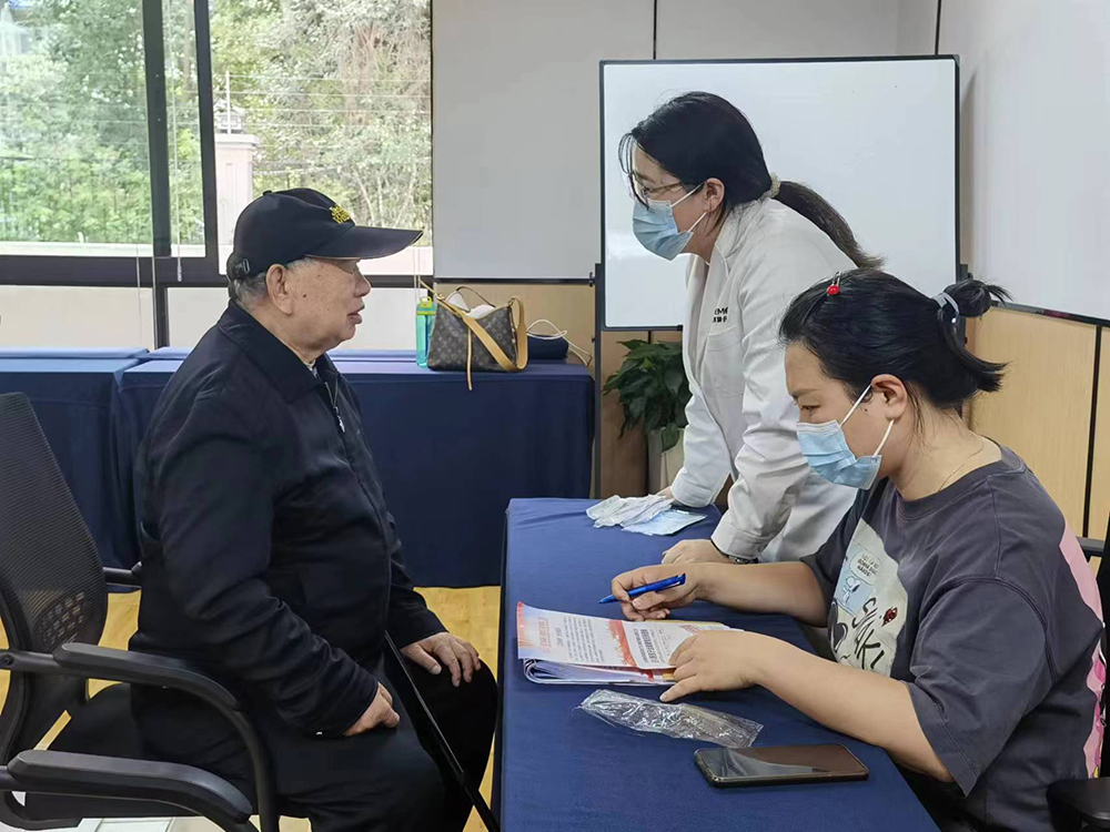 【川投盛榉】关爱长者健康，从“齿”开始——川投舒适之家·武侯吉福院与布莱曼口腔医院联合开展公益口腔检查 2.jpg