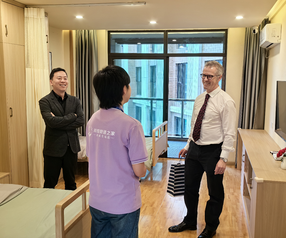 【川投盛榉】英国老年医学专家Ian Philip教授调研访问川投舒适之家·武侯吉福院 3.jpg