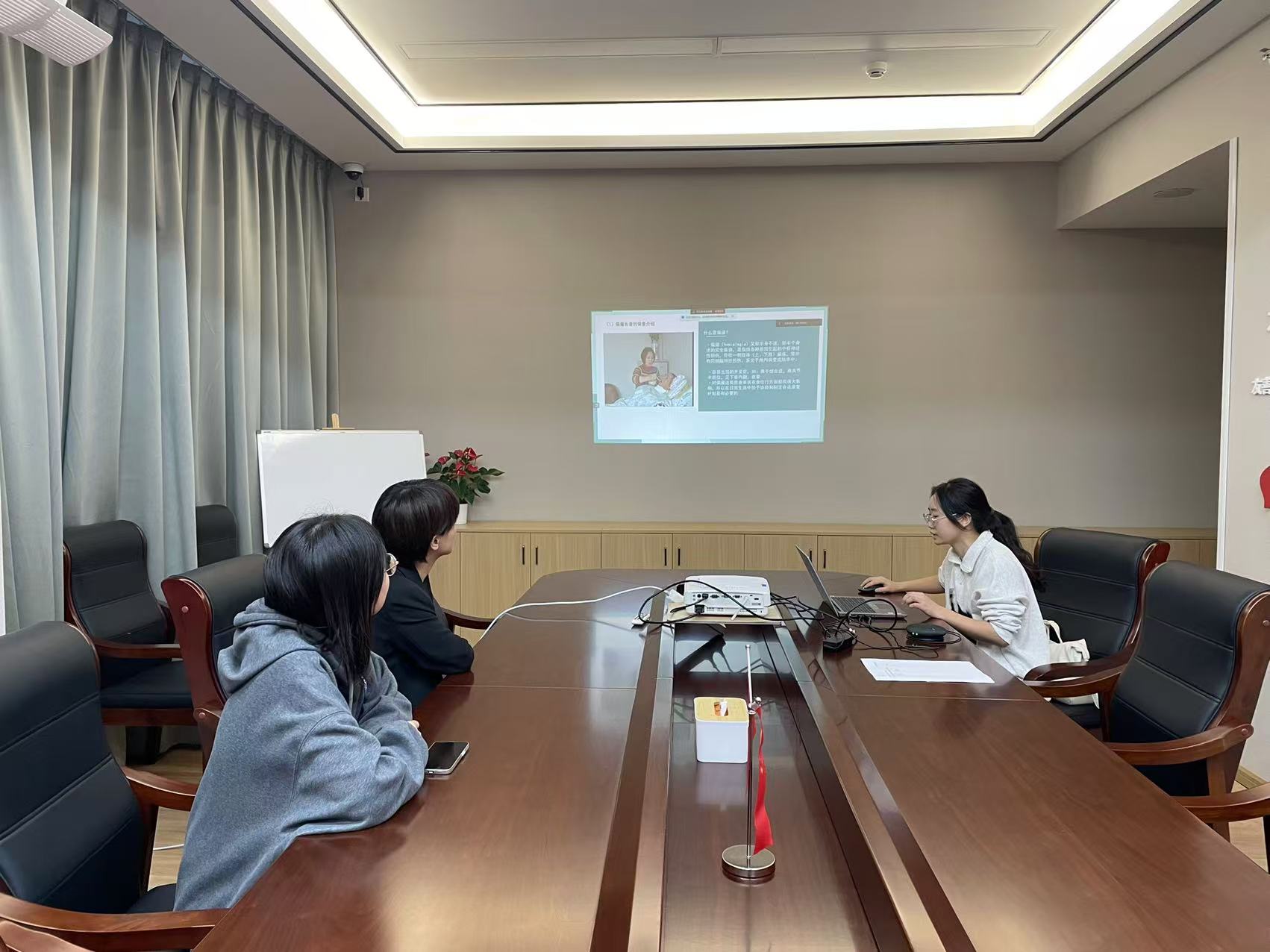 培训实录丨员工精细化管理培训第四十二期——偏瘫老人穿脱衣裤的方法及注意事项