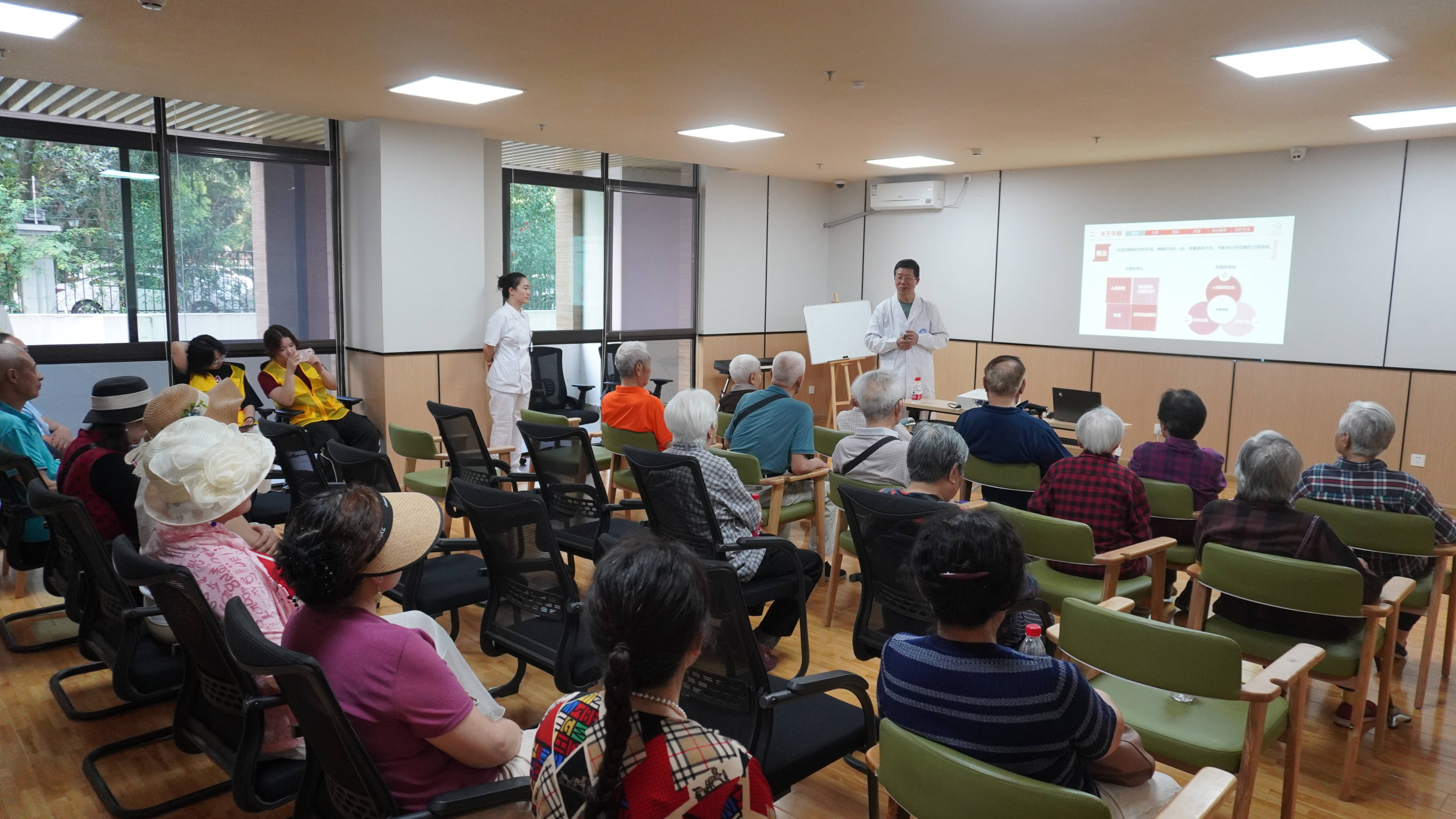 【川投盛榉】党建引领聚合力 医养融合惠民生——川投舒适之家联合成都上锦南府医院四川大学华西医院上锦医院举办春季健康义诊嘉年华 3.jpg